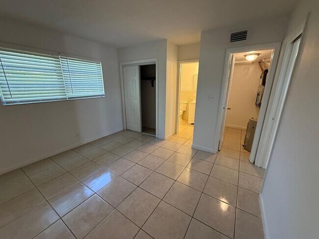 Building Photo - 477 Sunshine Dr