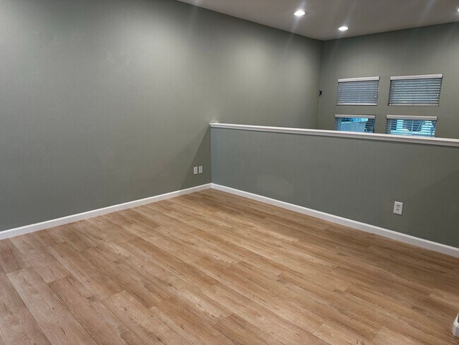 Foto del edificio - Beautiful tri-level Communications Hill home