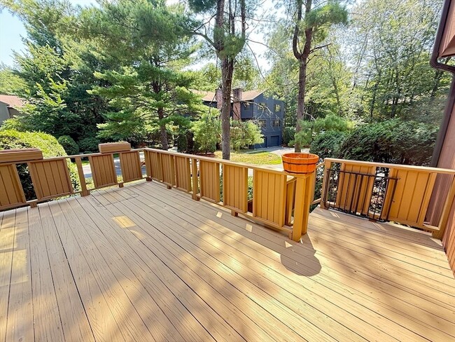 Building Photo - 50 Treetop Park