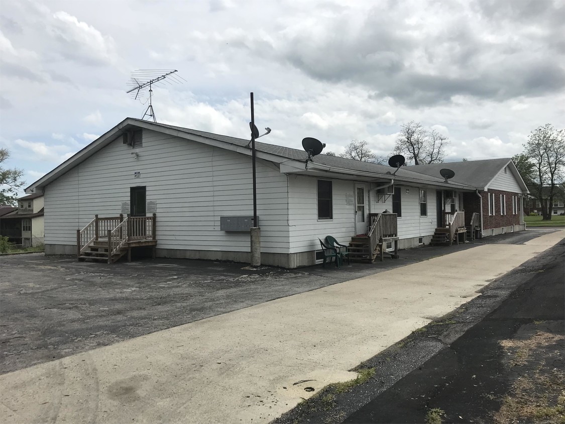 Primary Photo - 709 E Main St