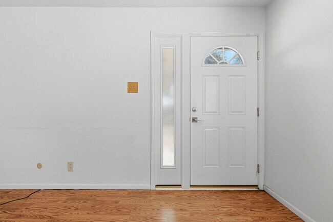 Building Photo - 2 Bed / 2 Bath Townhome in Denver