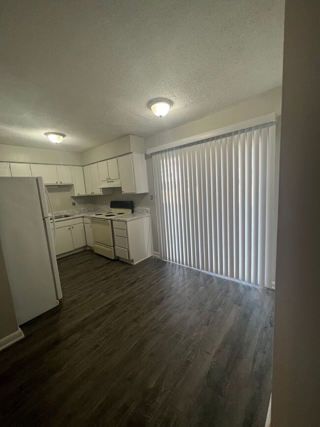 Building Photo - 1bed/1bath condo, 1st floor 758 sqft for o...