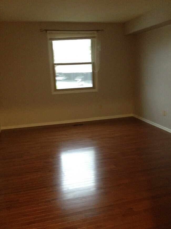 Building Photo - 991 Manor Ln