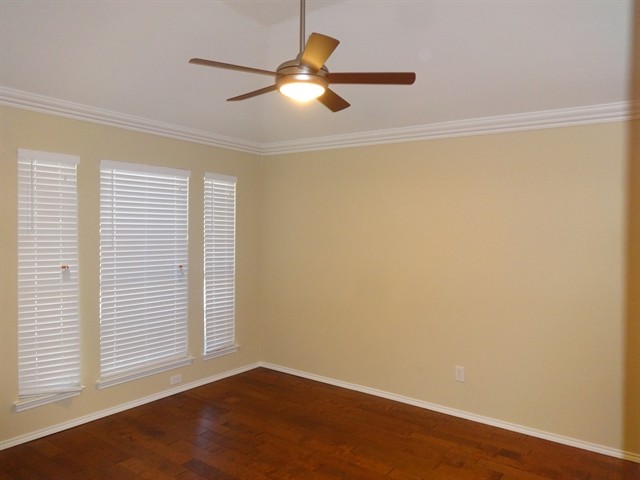 Building Photo - 915 Hidden Oaks