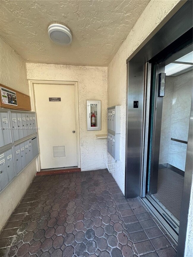 Foto del edificio - 9811 N Hollybrook Lake Dr