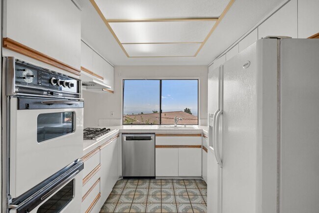 Foto del edificio - 3825 Skycrest Dr