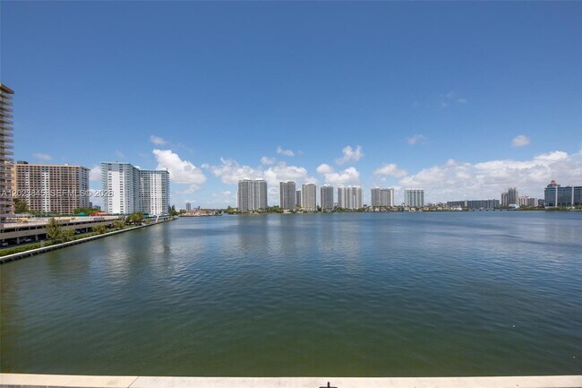 Foto del edificio - 17500 N Bay Rd