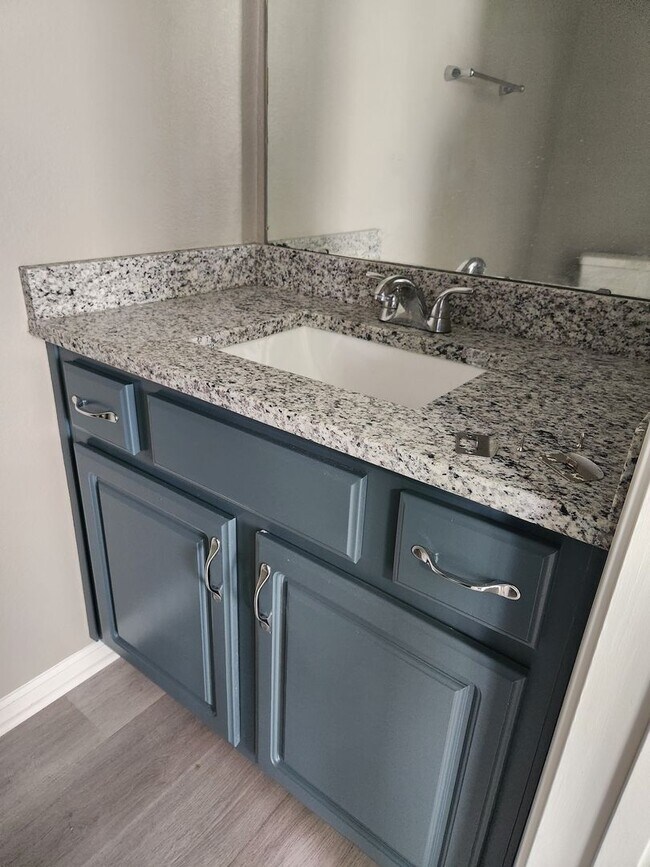 Building Photo - 3 bedroom 2 1/2 Bath Town house