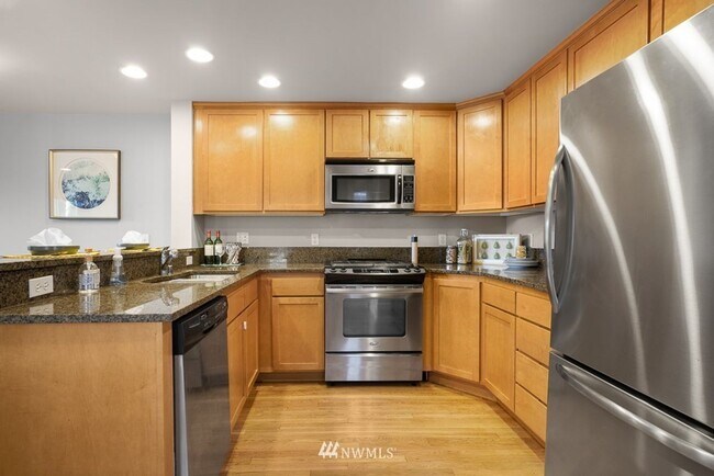 Foto del edificio - Large 2-Bedroom Northgate Townhome