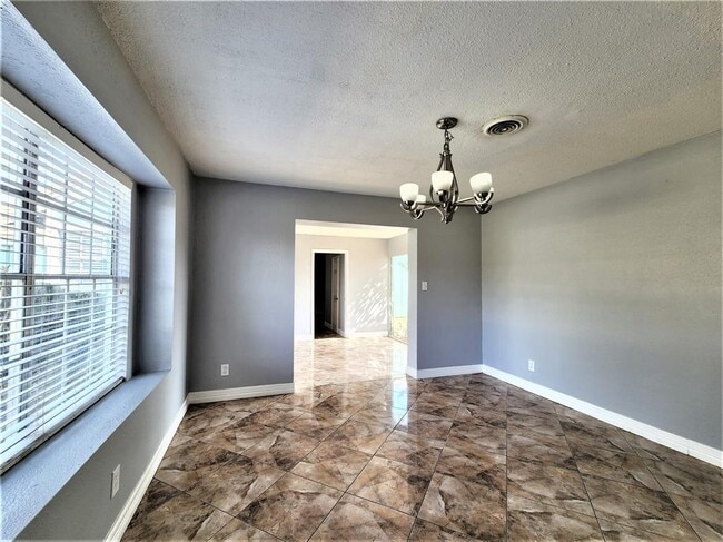 Building Photo - 1017 S Country Club Dr