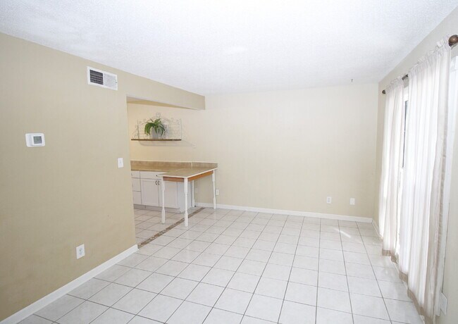 Foto del edificio - 2-Bedroom Waterfront Townhouse with Community Pool – Available 11/26