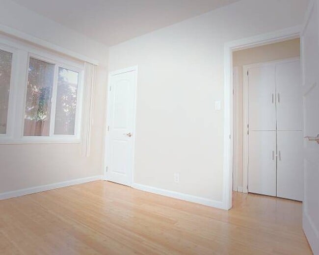 Foto del edificio - This upstairs 2 bed / 1 bath apartment in Echo Park is now available - Includes private parking a...