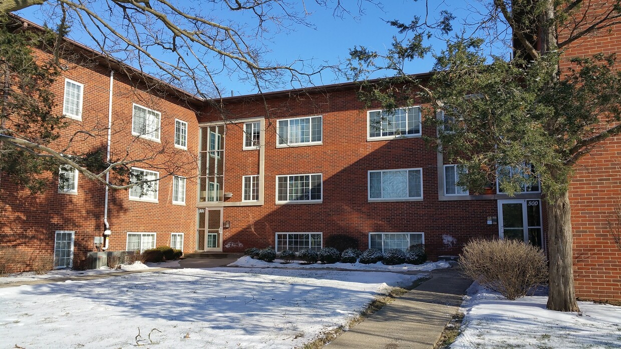 Foto principal - 1 bedroom, 1 bath upscale condo near UIHC ...