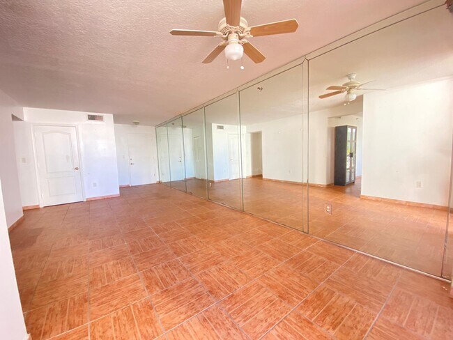 Building Photo - 2642 Collins Ave