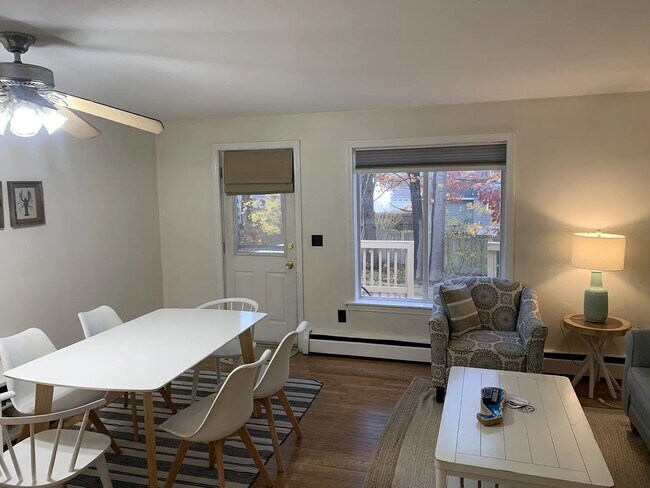 Foto del edificio - Spacious 2BR/1.5BA w/ Loft Available Decem...