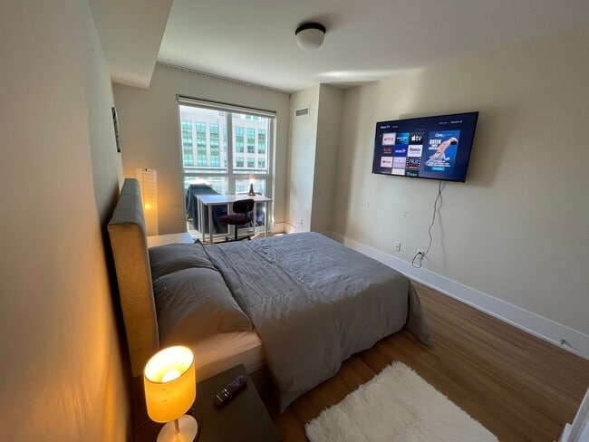 Building Photo - Deluxe Room - Front St W & John St