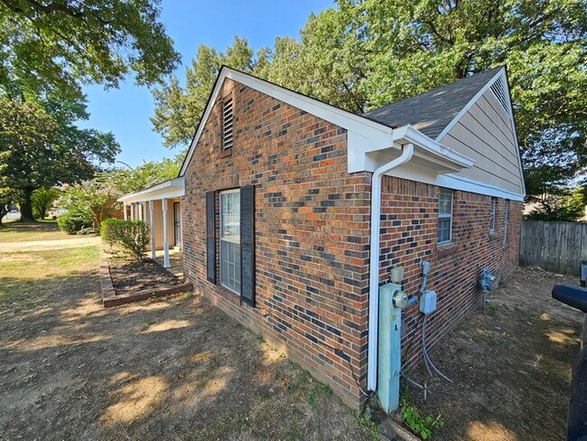 Building Photo - 3373 S Mendenhall Rd