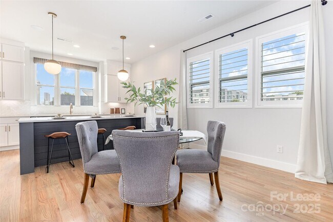 Foto del edificio - 2523 Irwin Strm Rd