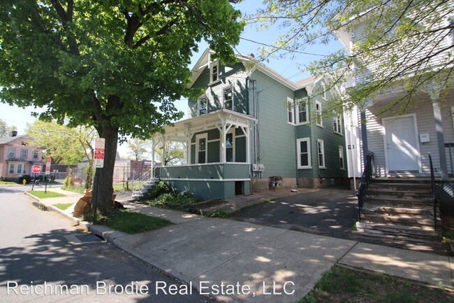 Building Photo - 10 Daggett St