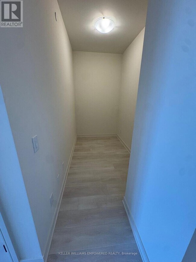 Photo du bâtiment - 8020 Derry Rd W