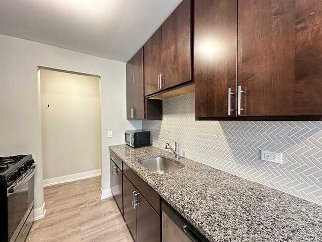 Building Photo - 533 W Surf St