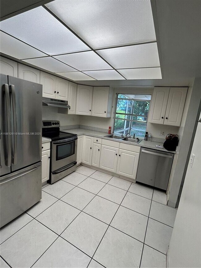 Foto del edificio - 7262 SW 1st St