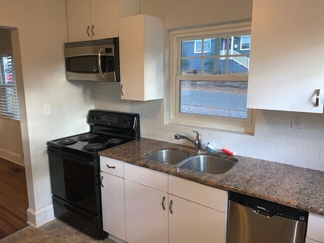Building Photo - Adorable Two Bedroom Duplex in Plaza Midwo...
