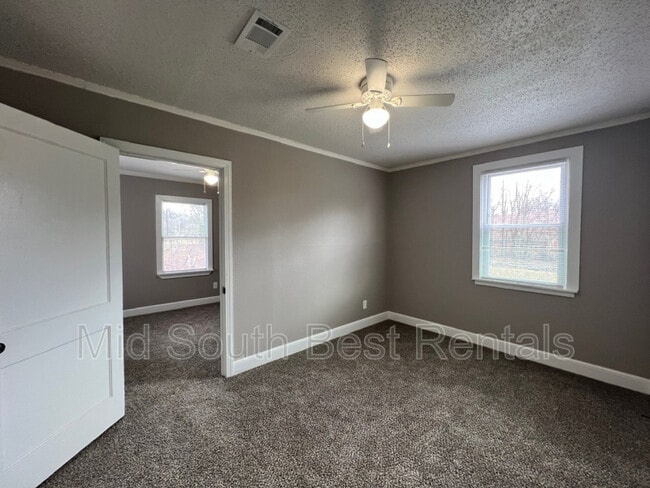 Building Photo - 818 E Waldorf Ave