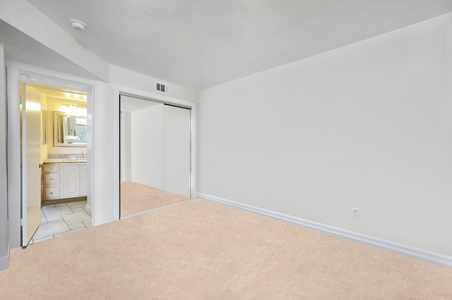 Building Photo - 1074 Calle del Cerro