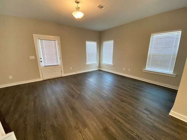 Foto del edificio - Home in Brookwood... Available to View Now!!!