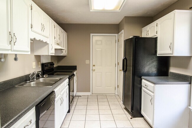 Building Photo - Ranch Home on Creek Lot!