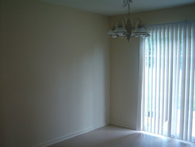 Building Photo - Darling home outside City Limits