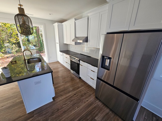 Building Photo - Room in Townhome on Donna Ave