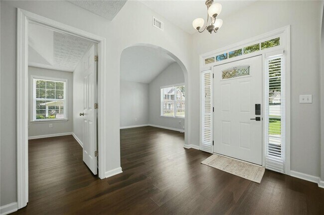 Foto del edificio - 572 Staghorn Ln