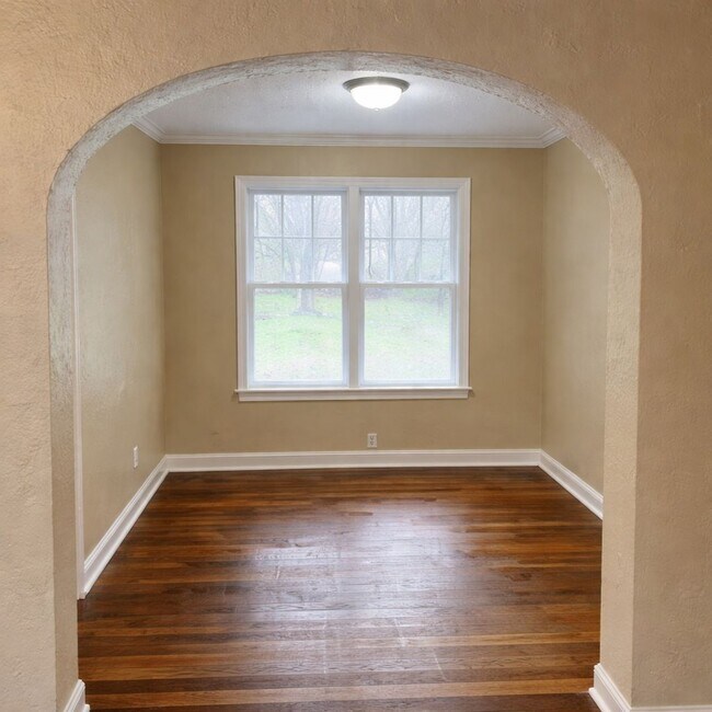 Building Photo - Large 3 Bed, 2 Bath Two-Story Home