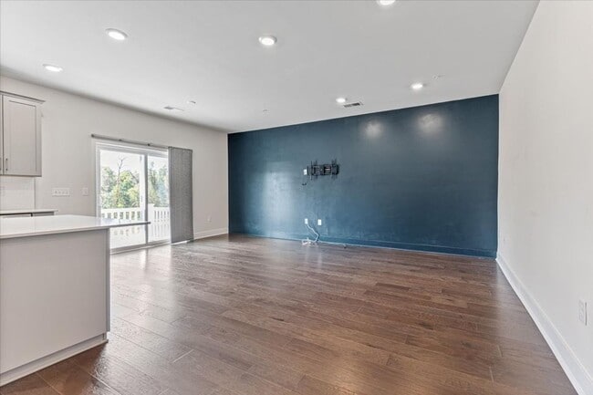 Building Photo - SteelePoint 3 Bedroom 2.5 Bathroom Condo