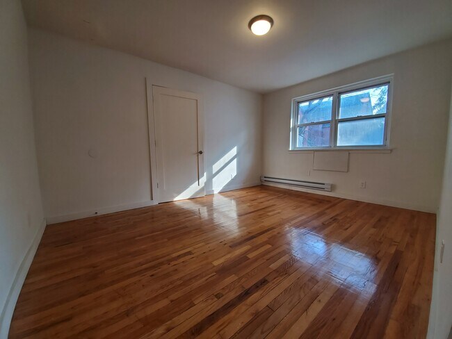 Building Photo - 590 Bergen Ave