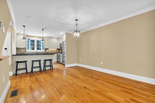 Building Photo - 83 Dresser St