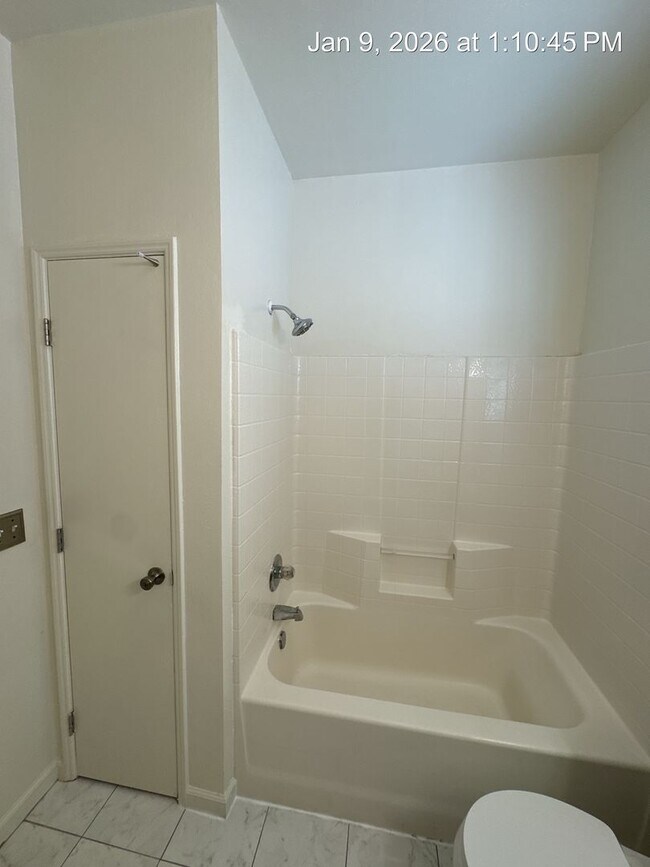 Foto del edificio - Available Now Two story Home!!