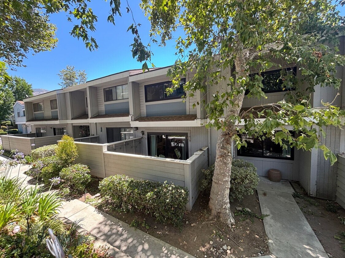 Foto principal - COMING SOON! 3 Bedroom Townhome for Rent i...