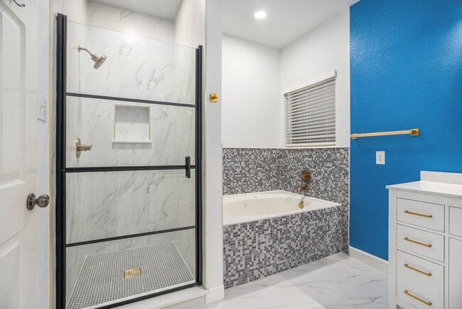 Foto del edificio - 3811 Misty Falls Ln