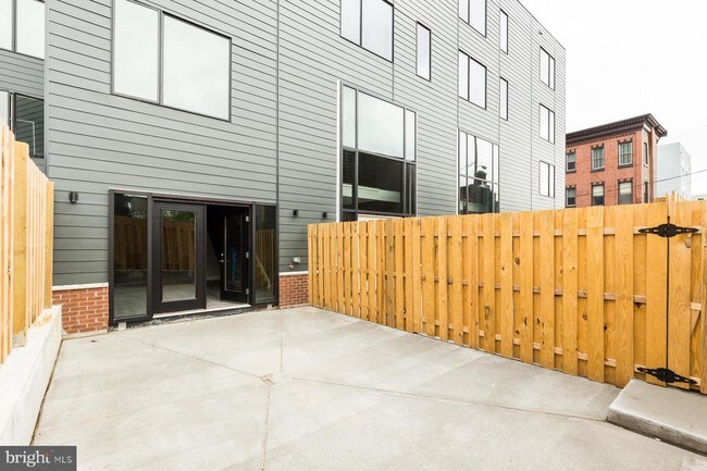 Building Photo - 512 E Girard Ave
