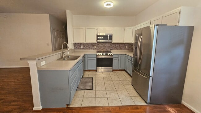 Foto del edificio - 332 Summerville Ct