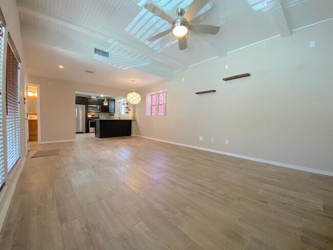 Foto del edificio - 4004 Camelot Heights Dr