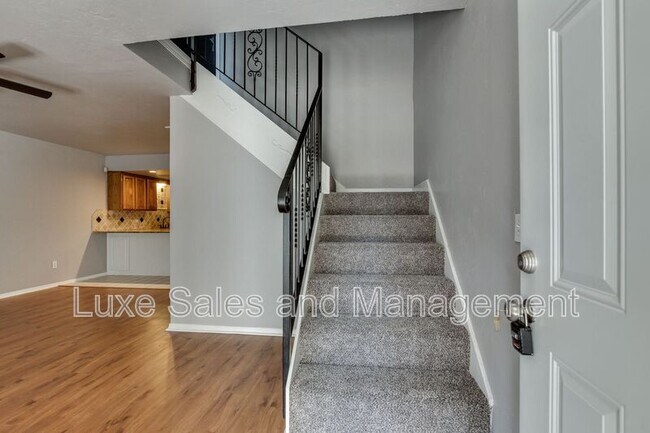 Building Photo - 13813 Fairhill Ave
