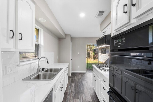 Foto del edificio - 9627 Glenwood Forest Dr