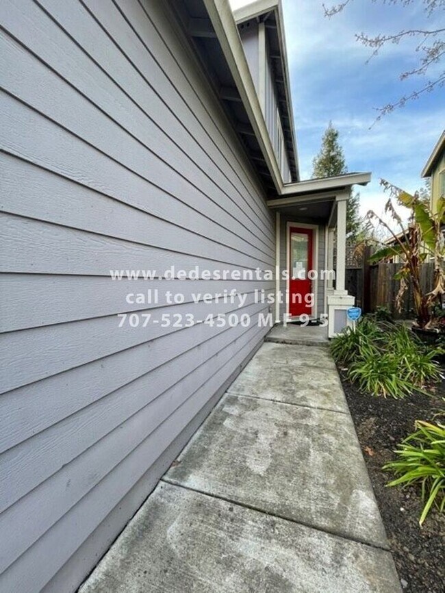Building Photo - Lovely 2-level home in Northwest Santa Rosa!