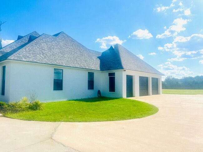 Building Photo - Beautiful Home in Alexandria with a Pool!!