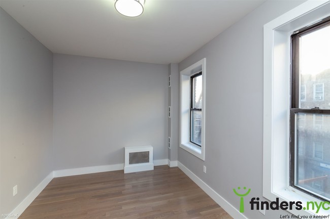 Building Photo - 3 br, 1 bath Apartment - 560 W 192nd St 3C