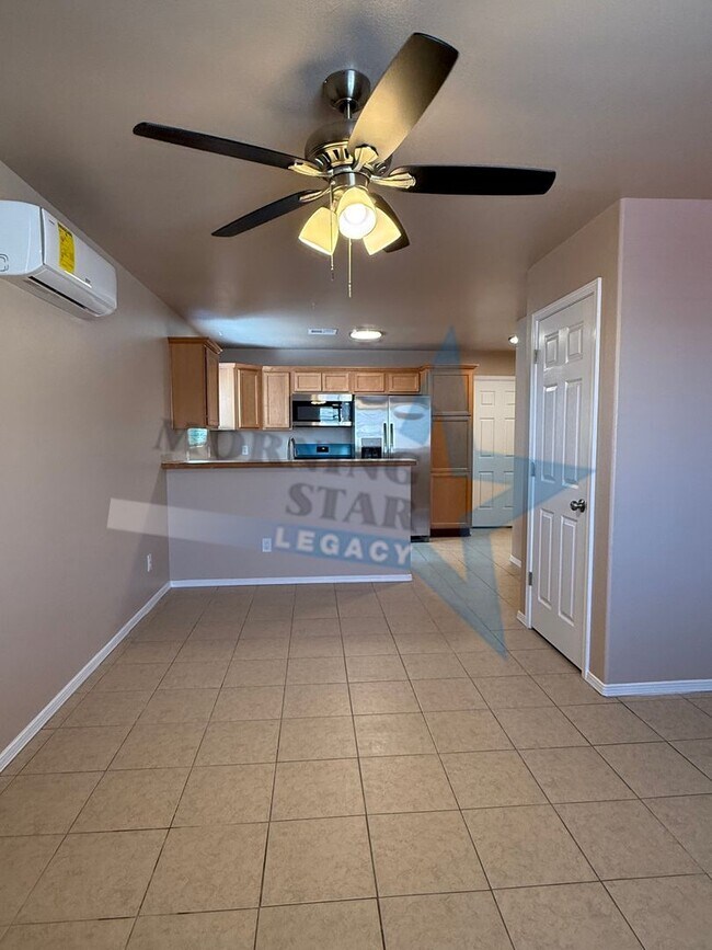 Building Photo - Like NEW! Location & Quality!
